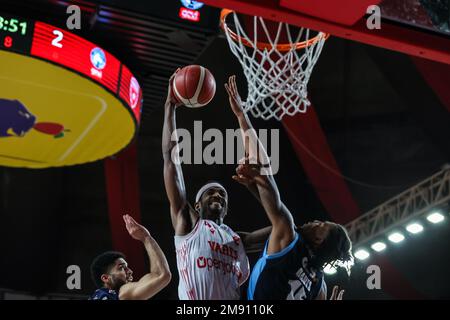 Varese, Italien. 15. Januar 2023. Tariq Owens #41 von Pallacanestro Varese OpenJobMetis in Aktion während der LBA Lega Basket Ein reguläres Saisonspiel 2022/23 zwischen Pallacanestro Varese OpenJobMetis und Gevi Napoli Basket in der Enerxenia Arena. (Foto: Fabrizio Carabelli/SOPA Images/Sipa USA) Guthaben: SIPA USA/Alamy Live News Stockfoto