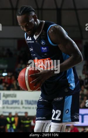 Varese, Italien. 15. Januar 2023. Jacorey Williams #22 von Gevi Napoli Basket in Aktion während des LBA Lega Basket Ein 2022/23 reguläres Saisonspiel zwischen Pallacanestro Varese OpenJobMetis und Gevi Napoli Basket in der Enerxenia Arena. (Foto: Fabrizio Carabelli/SOPA Images/Sipa USA) Guthaben: SIPA USA/Alamy Live News Stockfoto