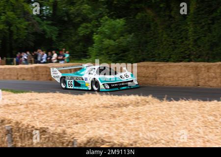 Die Rennwagen fahren den Hillclimb beim Festival of Speed in Goodwood 2022 hinauf Stockfoto