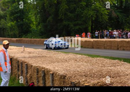 Die Rennwagen fahren den Hillclimb beim Festival of Speed in Goodwood 2022 hinauf Stockfoto