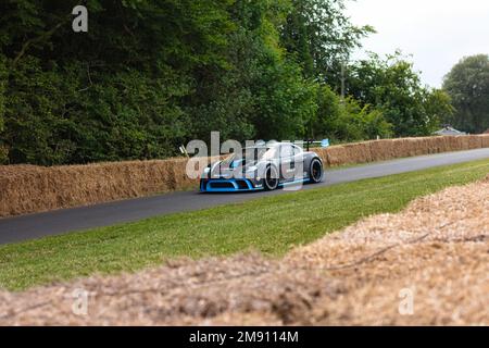 Die Rennwagen fahren den Hillclimb beim Festival of Speed in Goodwood 2022 hinauf Stockfoto