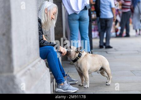Ich bin eine Frau, die einem Hund ein Glas Wasser aus einer Flasche gibt, Trafalgar Square, London, Großbritannien. 11. September 2022 Stockfoto