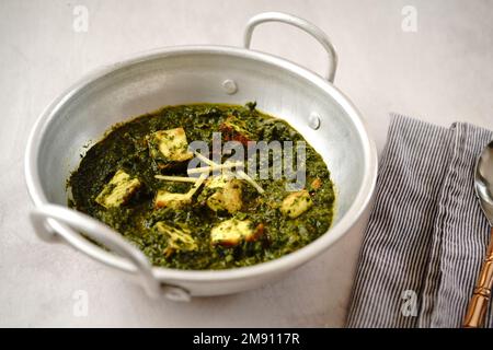 Palak Paneer | Indischer Spinat Hüttenkäse-Curry serviert in einem Kadai, selektiver Fokus Stockfoto