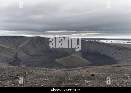 Lava Mountain in Island. Pfad mit Loch in der Mitte. Hverfell, Hverfjall Stockfoto