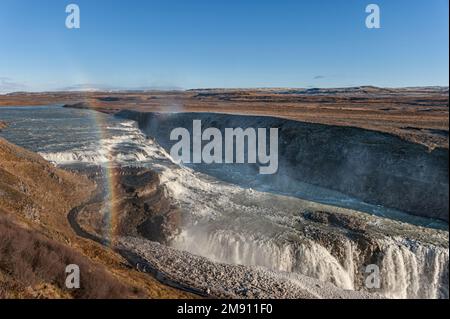 Gullfoss Falls in Island. Einer der berühmtesten Wasserfälle Islands. Regenbogen. Stockfoto