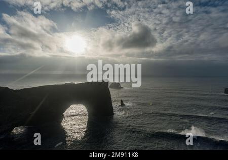 Dyrholaey in Island. In der Nähe von Black Sand Beach. Sonnenaufgang. Sonnenlicht Stockfoto