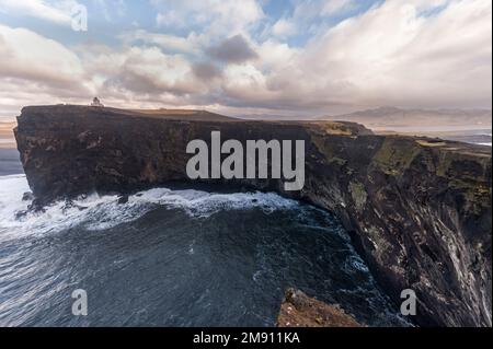 Dyrholaey in Island. In der Nähe von Black Sand Beach. Sonnenaufgang. Leuchtturm im Hintergrund. Stockfoto