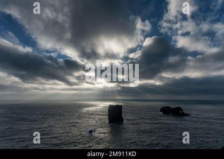 Dyrholaey in Island. In der Nähe von Black Sand Beach. Sonnenaufgang. Wolkiger Himmel Stockfoto