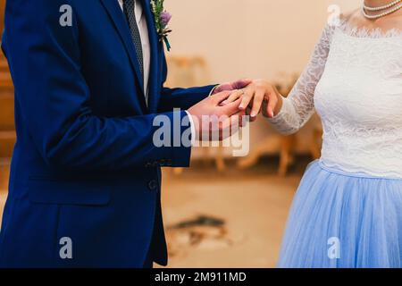 Ringwechsel Braut und Bräutigam bei der Hochzeitszeremonie. Die Hände schließen sich Stockfoto