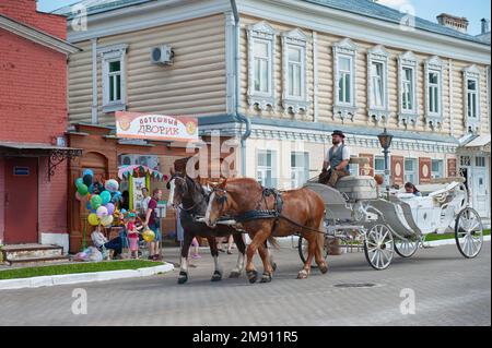 12.06.2022 Kolomna, Region Moskau. Ein Pferdeteam nimmt Touristen mit auf einen Ausflug. Das historische Zentrum der Stadt, eine beliebte Route. Ein Pferd Stockfoto