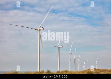 Rotterdam, Niederlande - 12. Oktober 2022: Neue Windturbine des niederländischen Energieversorgers Eneco auf der Maasvlakte in Rotterdam Stockfoto