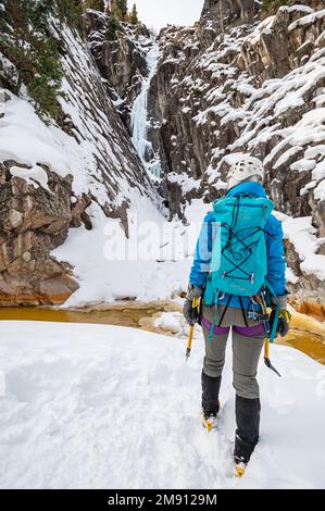 Noelle Synder nähert sich den Horsetail Falls in der Uncompahgre Gorge Stockfoto