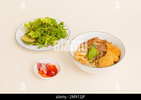 Cao Lau Hoi an, vietnamesische Reisnudeln mit Schweinefleisch, vietnamesische Speisen isoliert auf weißem Hintergrund, Ausblick Stockfoto