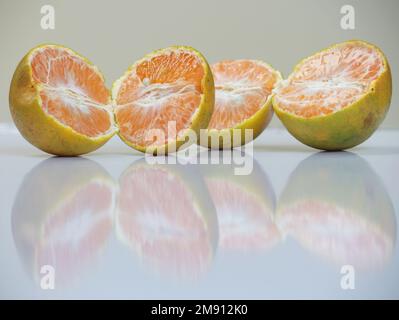 Orange wird zum Essen in zwei Hälften geteilt Stockfoto