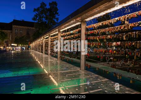 Ljubljana, Slowenien, lieben nachts Vorhängeschlösser auf der Balustrade der Metzgerbrücke (Slowenisch: Mesarski Most) über den Fluss Ljubljanica Stockfoto