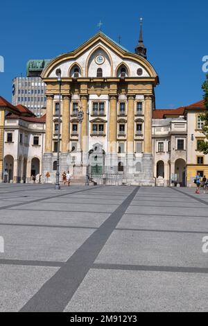 Ursuline Kirche der Heiligen Dreifaltigkeit, ein Wahrzeichen im barocken Stil aus dem Jahr 1726 in der Stadt Ljubljana, Slowenien, Blick vom Kongressplatz. Stockfoto