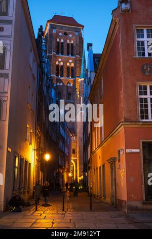 Abend in der Altstadt von Danzig in Polen, Blick auf die gotische Kirche St. Maria von der Kaletnicza Straße. Stockfoto