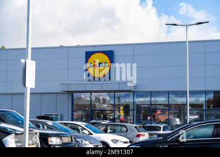 Außenbeschilderung des Lidl Supermarkts im Merry Hill Shopping Centre in Brierley Hill in Großbritannien Stockfoto