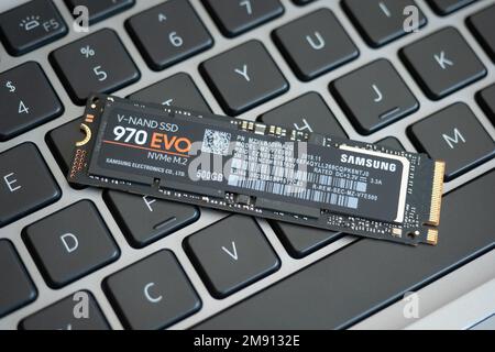 Galati, Rumänien - 29. Dezember 2022: Vorstellung der neuen Samsung 970 EVO PCIe NVMe M.2 SSD auf dem Markt Stockfoto