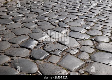 Glatter Steinhintergrund der Via Sacra, der Hauptstraße der antiken Stadt Rom in Italien. Stockfoto