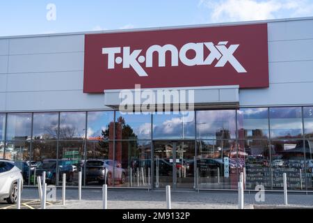 Außenbeschilderung des TK Maxx-Bekleidungsgeschäfts im Merry Hill-Einkaufszentrum in Brierley Hill, Großbritannien Stockfoto