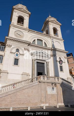 Kirche der Heiligen Dreifaltigkeit auf den Bergen (Trinita dei Monti) in Rom, Italien. Stockfoto