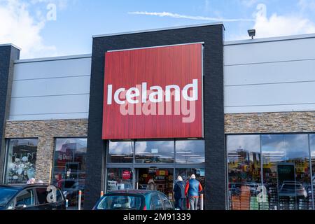 Außenbeschilderung des isländischen Supermarkts im Merry Hill Centre in Brierlley Hill in Großbritannien Stockfoto