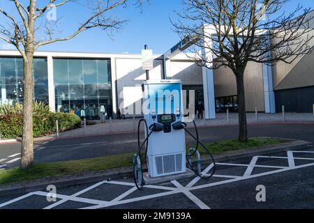 Ladestation für Elektrofahrzeuge der Marke Zest im Merry Hill Shopping Centre, Brierley Hill, Großbritannien Stockfoto