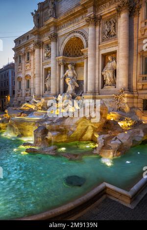 Abend am Trevi-Brunnen in Rom, Italien. Barockarchitektur aus dem 18. Jahrhundert, entworfen von Nicola Salvi, vollendet von Giuseppe Pa Stockfoto