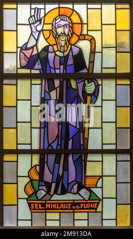 TASCH, SCHWEIZ - 2. JULI 2022: Das Buntglas mit dem St. Nicolas von Flue in der Pfarrkirche, entworfen von August Wanner Stockfoto