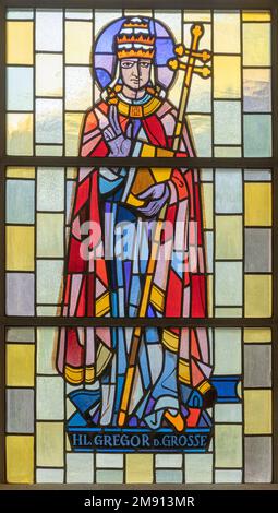 TASCH, SCHWEIZ - 2. JULI 2022: Das Buntglas mit dem St. Gregory der große in der Pfarrkirche, entworfen von August Wanner Stockfoto