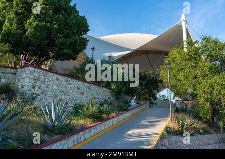 Das zeltartige Guelaguetza Auditorium am Fortin Hill mit Blick auf die Stadt Oaxaca, Mexiko. Austragungsort des jährlichen Guelaguetza Folk Dance Festivals. Stockfoto