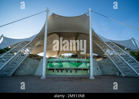 Das zeltartige Guelaguetza Auditorium am Fortin Hill mit Blick auf die Stadt Oaxaca, Mexiko. Austragungsort des jährlichen Guelaguetza Folk Dance Festivals. Stockfoto