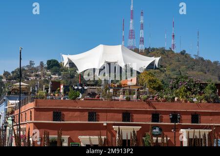 Das zeltartige Guelaguetza Auditorium am Fortin Hill mit Blick auf die Stadt Oaxaca, Mexiko. Austragungsort des jährlichen Guelaguetza Folk Dance Festivals. Stockfoto