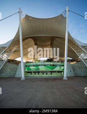 Das zeltartige Guelaguetza Auditorium am Fortin Hill mit Blick auf die Stadt Oaxaca, Mexiko. Austragungsort des jährlichen Guelaguetza Folk Dance Festivals. Stockfoto
