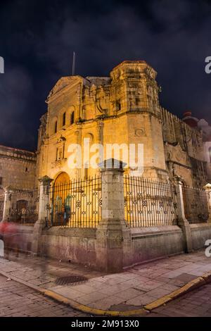 Die Kirche der Gesellschaft Jesu im historischen Zentrum der Stadt Oaxaca, Mexiko. Das Gebäude begann um 1579 Uhr, wurde aber durch Ära schwer beschädigt Stockfoto