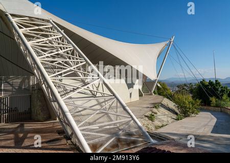 Das zeltartige Guelaguetza Auditorium am Fortin Hill mit Blick auf die Stadt Oaxaca, Mexiko. Austragungsort des jährlichen Guelaguetza Folk Dance Festivals. Stockfoto