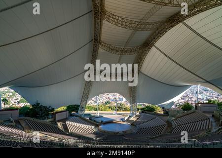 Das zeltartige Guelaguetza Auditorium am Fortin Hill mit Blick auf die Stadt Oaxaca, Mexiko. Austragungsort des jährlichen Guelaguetza Folk Dance Festivals. Stockfoto