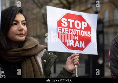 Am 14. 2023. Januar demonstrierte eine Gruppe von Iranern gegenüber der Downing Street für Veränderung im Iran und gegen Hinrichtung. Stockfoto