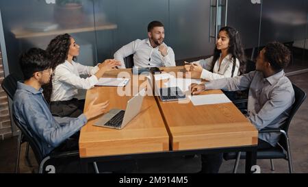 Multiethnische, heterogene Kollegen diskutieren Idea-Projekt multiethnische Business-Team-Gruppen Mitarbeiter Mitarbeiter im Büro Partner Stockfoto