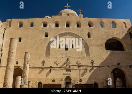 Koptisches Weißes Kloster (Deir al Abyad) in der Nähe von Sohag, Ägypten Stockfoto