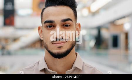 Selbstbewusster hispanischer indischer, bärtiger Mann Millennials 30s-Mann mit Bart Geschäftsmann, der auf einen Kamerafirma-CEO schaut, der sich als Büro präsentiert Stockfoto