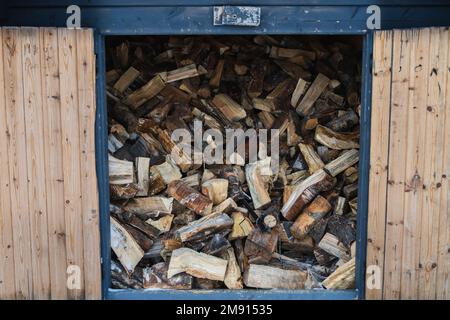 Ein Haufen Brennholz in einem Holzschuppen in Finnland Stockfoto