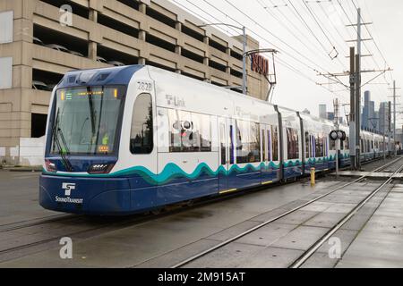 Seattle, WA, USA - 15. Januar 2023; Sound Transit Stadtbahn durch SODO bei feuchtem Wetter Stockfoto