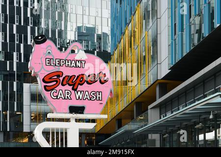 Seattle, WA, USA - 15. Januar 2023; Elephant Car Wash rosafarbenes Schild am Seattle Amazon Campus zur Geschichte der Nachbarschaft Stockfoto