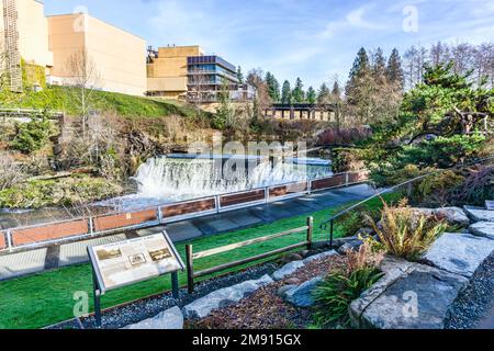 Blick auf den Brewery Park mit einem der Wasserfälle der Tumwater Falls. Stockfoto