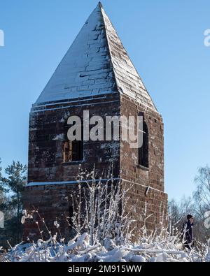 Das historische Wahrzeichen von Penrith Beacon nach einem Schneestaub im Januar 2023, Penrith, Cumbria, Großbritannien Stockfoto