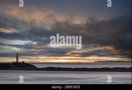 Wunderschöner Sonnenuntergang am Strand von Los Caños de Meca mit dem Hintergrund des Trafalgar Leuchtturms, Barbate, Cadiz Stockfoto