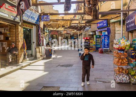 ASSUAN, ÄGYPTEN: 12. FEBRUAR 2019: Old Souk (Markt) in Assuan, Ägypten Stockfoto