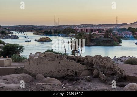 Alte Ruinen auf der Elephantininsel und dem Nil in Assuan, Ägypten Stockfoto